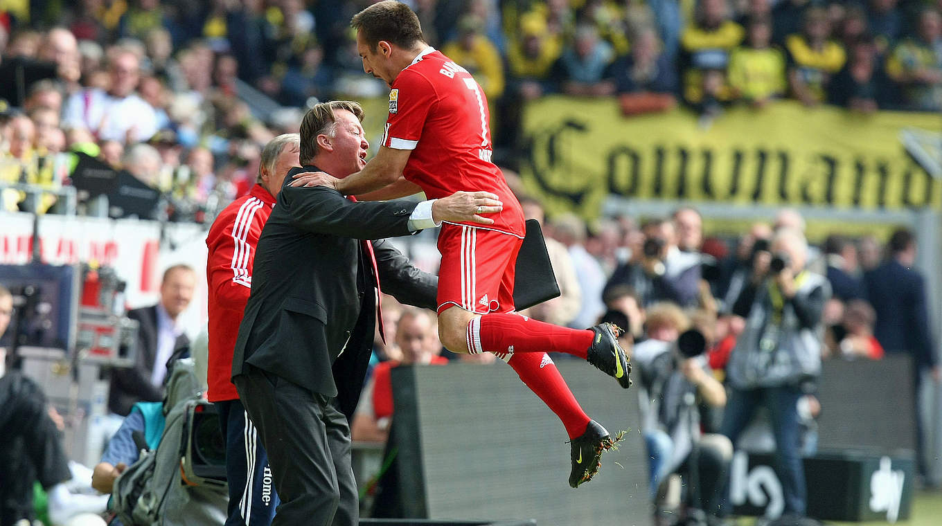Traumtor beim höchsten Bayern-Sieg in Dorrtmund: Ribéry (r.) feiert mit van Gaal © 2009 Getty Images