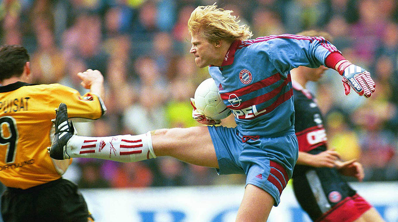 "Kung-Fu-Kahn": Der Bayern-Torwart geht 1999 mit gestrecktem Bein gegen Chapuisat © imago sportfotodienst