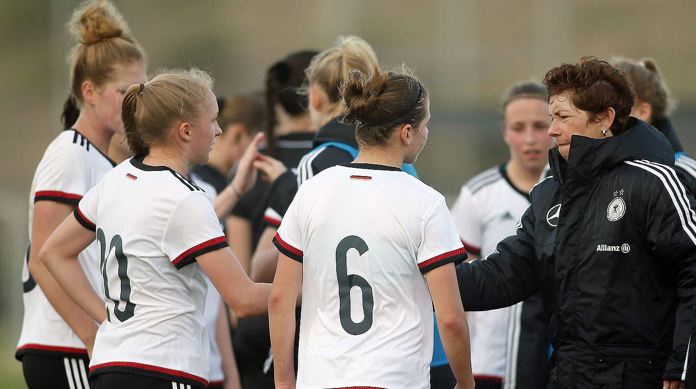 Grauliert ihrem Team zum Sieg: DFB-Trainerin Maren Meinert (r.)  © 2016 Getty Images