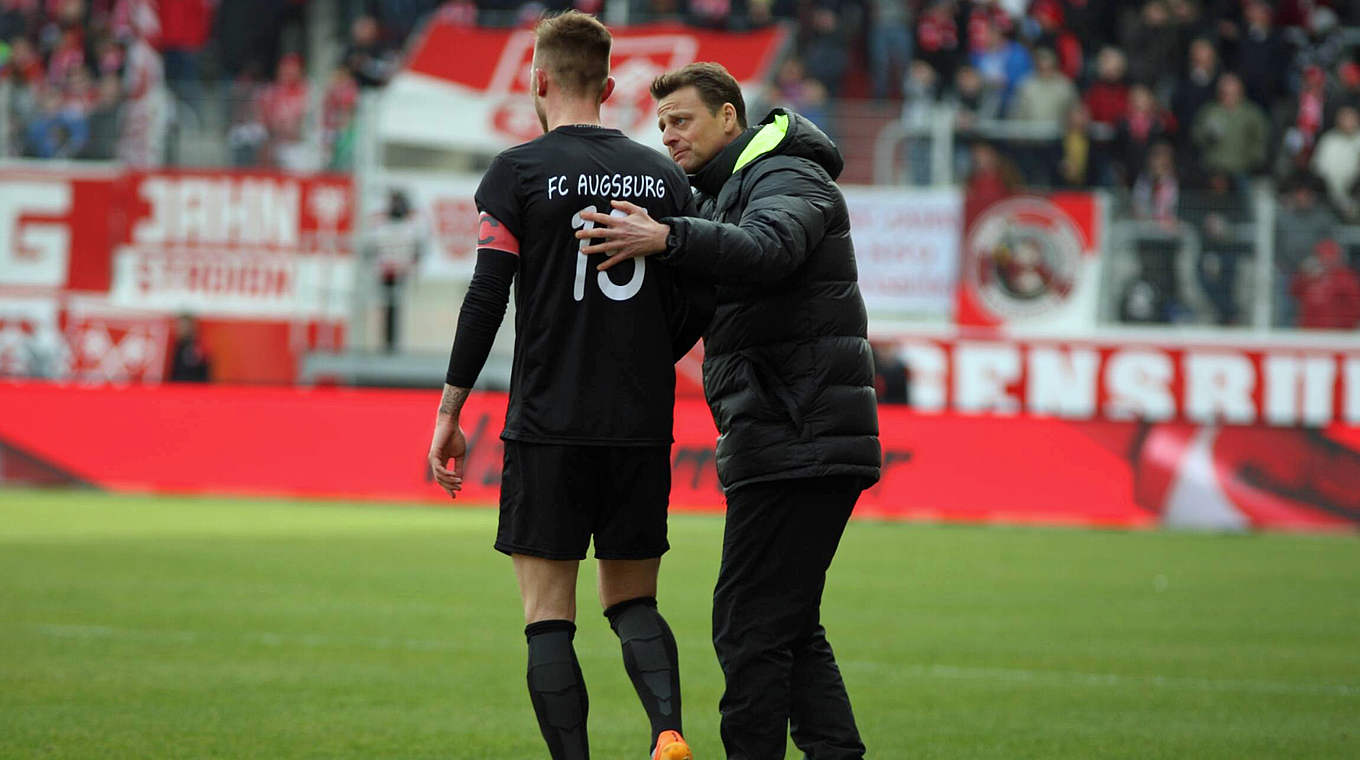 Spielt mit der U 23 des FC Augsburg 1:1 gegen Schweinfurt: Coach Christian Wörns (r.) © imago/Eibner