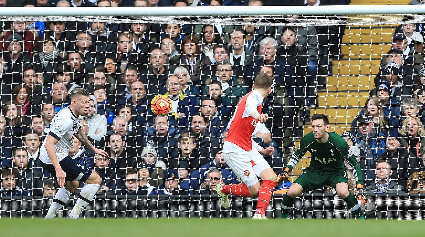 Traumtor zum 1:0 für Arsenal: Der Waliser Ramsey (M.) trifft gegen Tottenham per Hacke © imago