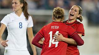 Feiern Sieg gegen England: Babett Peter (M.) und Anna Blässe (r.) © 2016 AFP/GettyImages