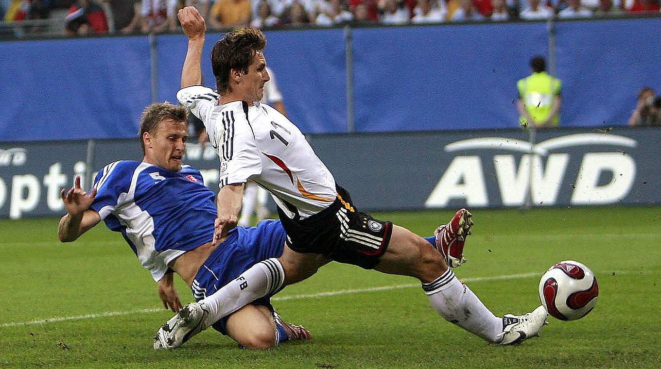 Wer macht ihn rein: Miro Klose in der EM-Qualifikation 2007 gegen die Slowakei  © Imago