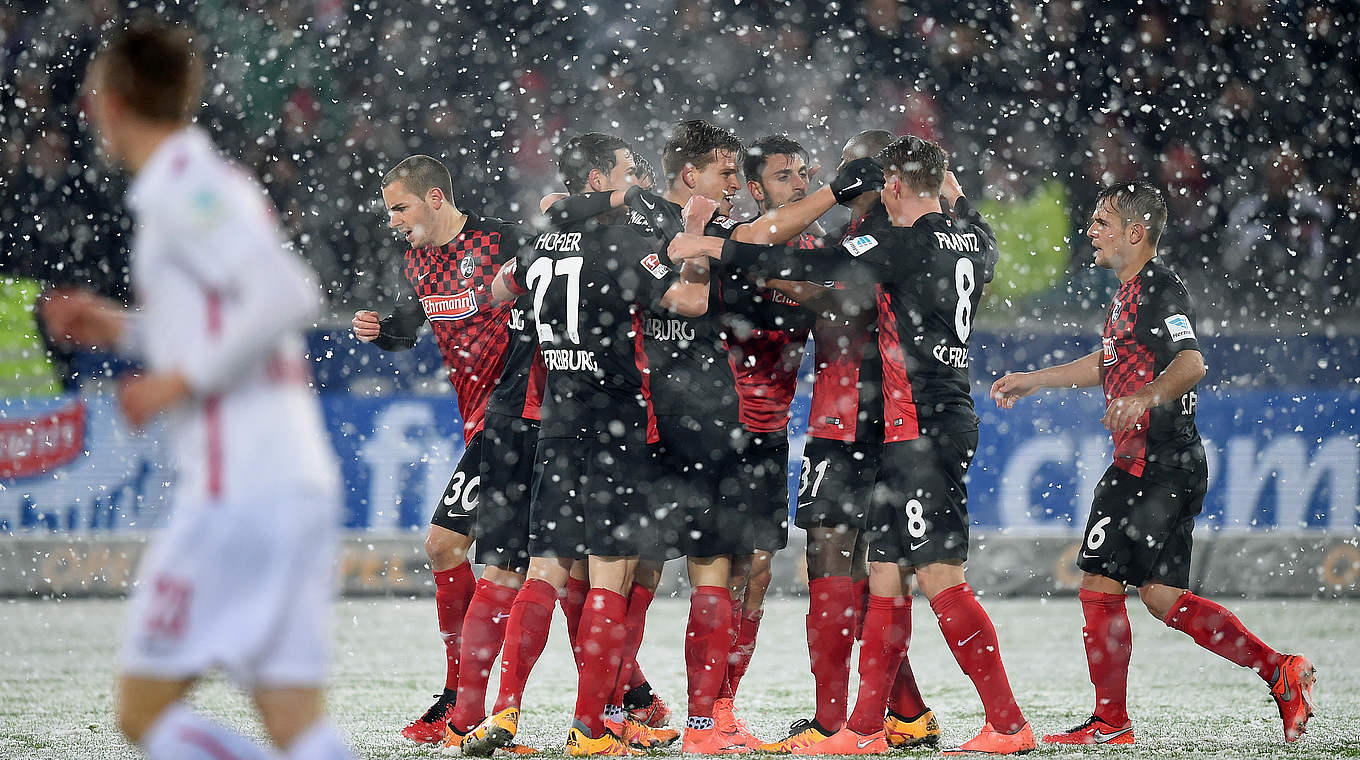 Freiburger Glückseligkeit: Die Breisgauer bejubeln das 2:1 gegen den Spitzenreiter © 2016 Getty Images