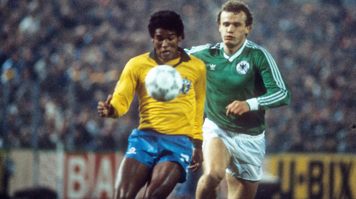 Trifft 1986 schon nach 120 Sekunden gegen Brasilien: Hans-Peter Briegel (r.) © imago sportfotodienst