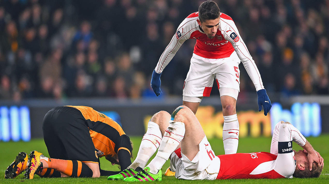 Per Mertesacker went off after 33 minutes following a clash of heads © 2016 Getty Images