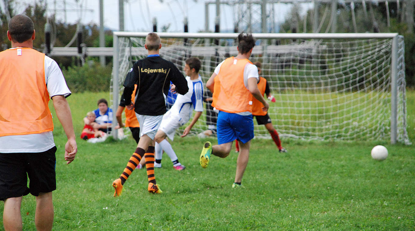 "Bewegt! Kick der Kulturen": das Jugendhaus ONE baut mit Fußball Brücken © DFB