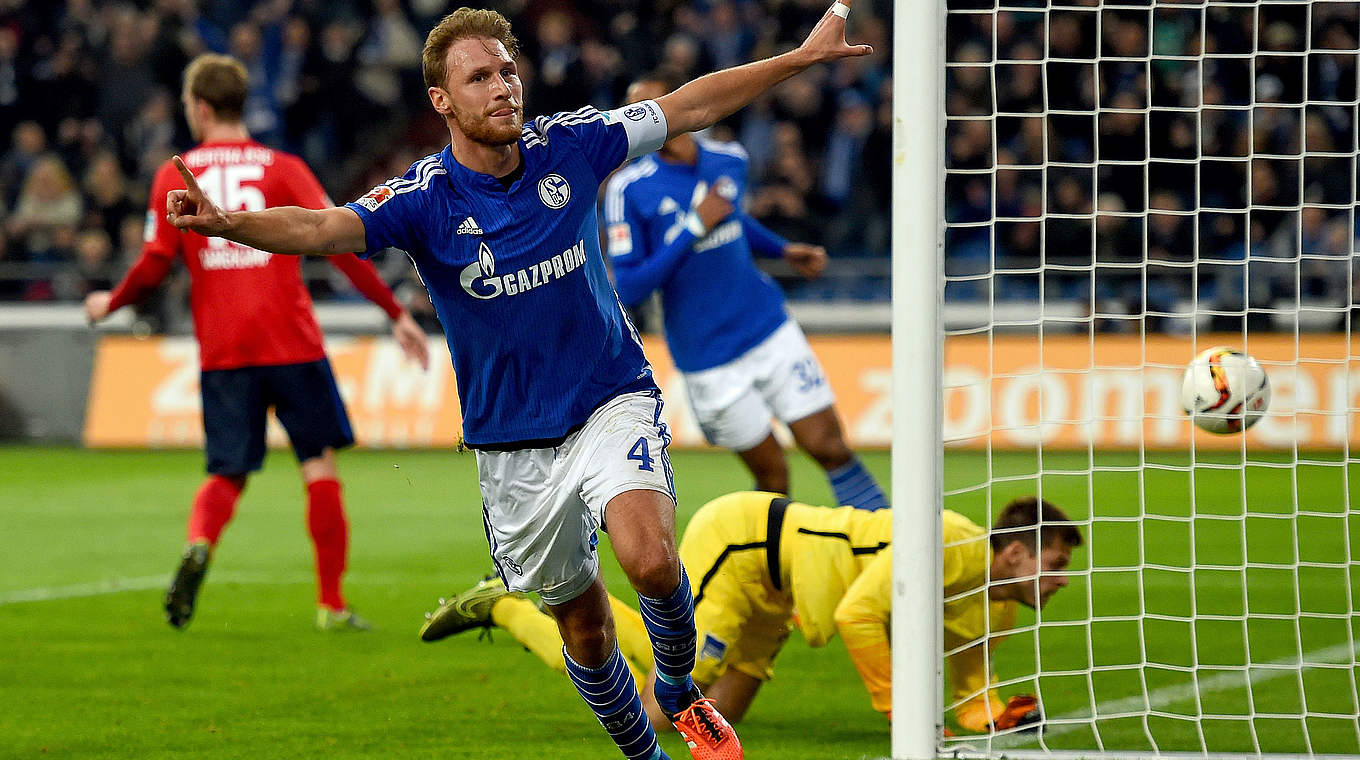 Höwedes beim Torjubel: Schalke hatte jedoch mit 2:1 die Nase vorn © 2015 Getty Images