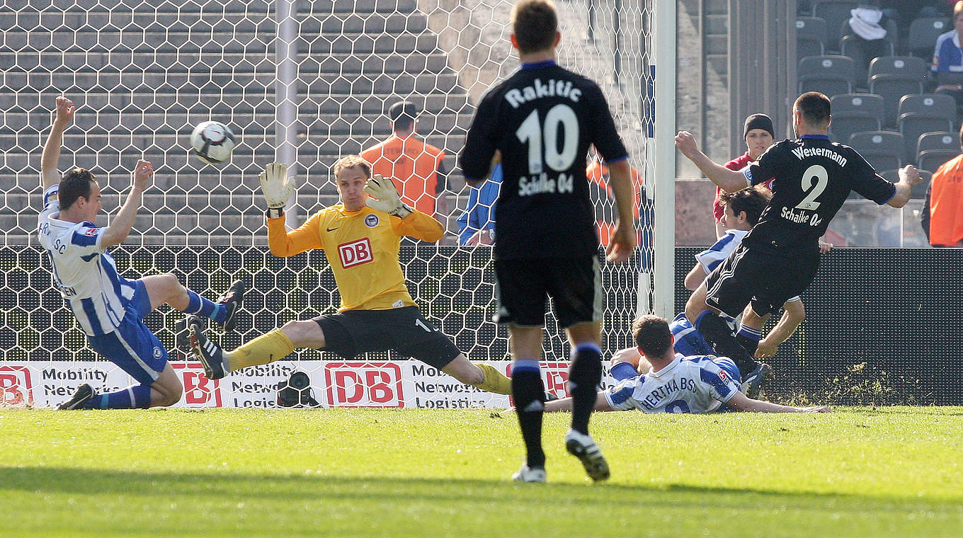 Vorbote des Berliner Abstiegs 2010: Schalkes Westermann (r.) trifft zum Sieg © 2010 Getty Images