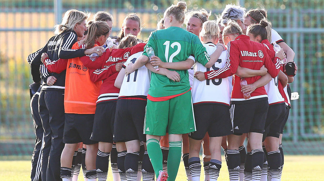 Azerbaijan, Poland and the hosts are waiting for the Germany U19 women in Ireland  © 2015 Getty Images