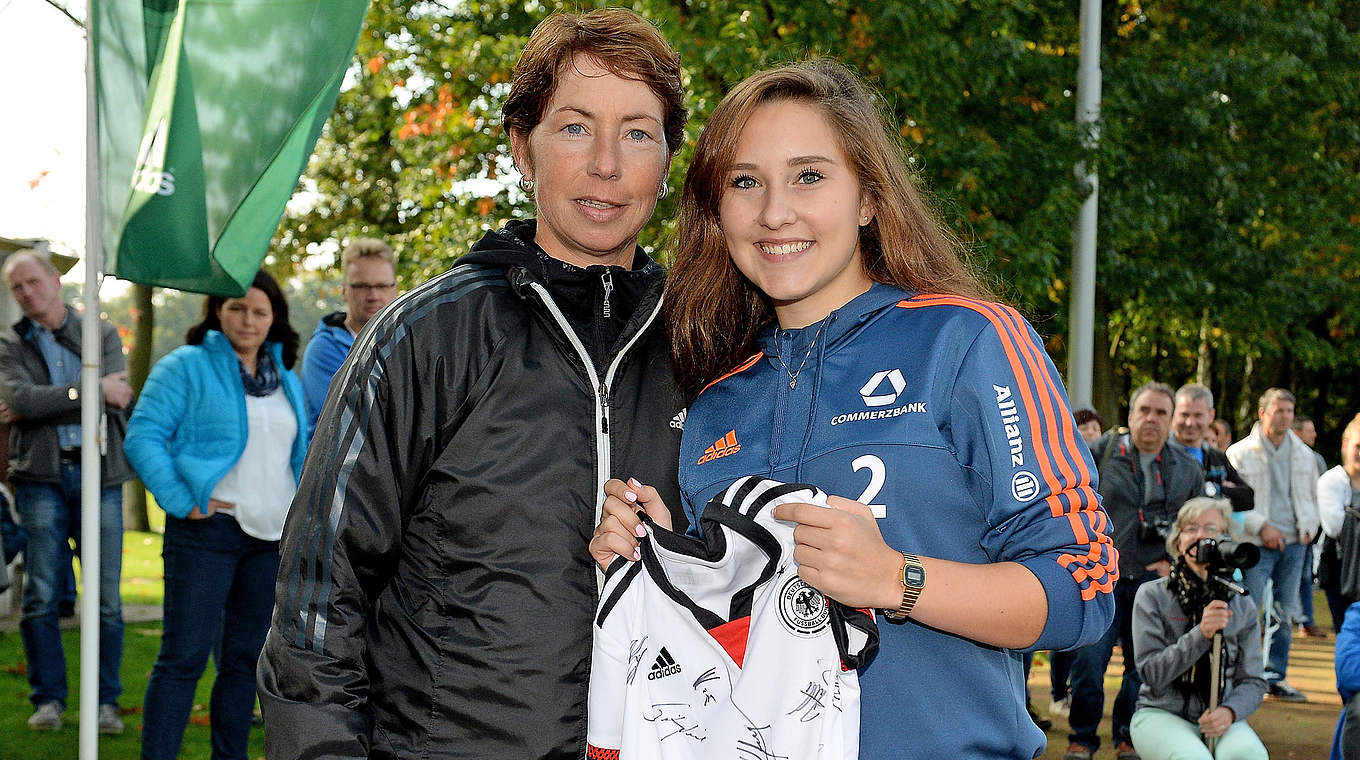 Under 19's coach Maren Meinert with potential debutant Isabella Möller © 2015 Getty Images