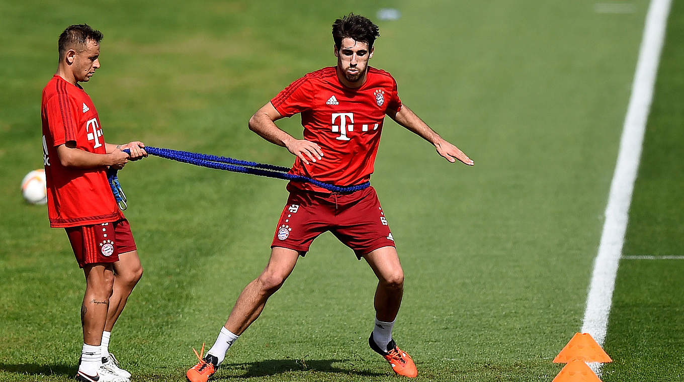 Hat wieder "Teile des Teamtrainings" absolviert: Bayerns Javier Martinez (r.) © 2016 Getty Images