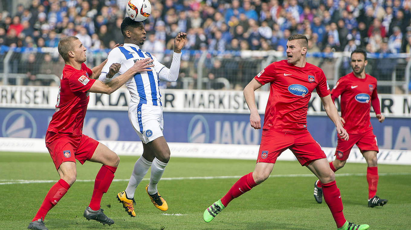 Im Einsatz gegen Heidenheim: U 20-Nationalspieler Boubacar Barry vom KSC (2.v.l.) © 2016 Getty Images