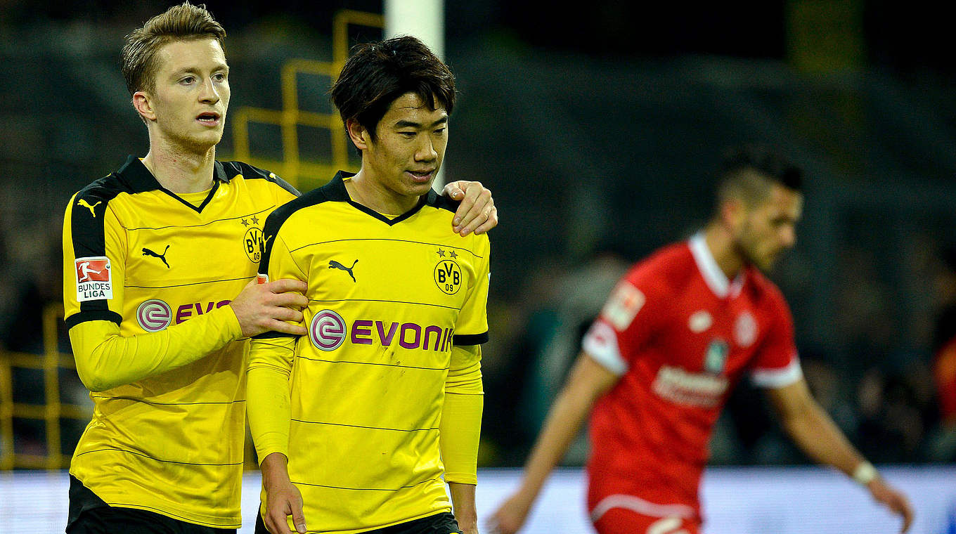 Borussia Dortmund's goalscorers Marco Reus and Shinji Kagawa celebrate © AFP / Sascha SCHUERMANN