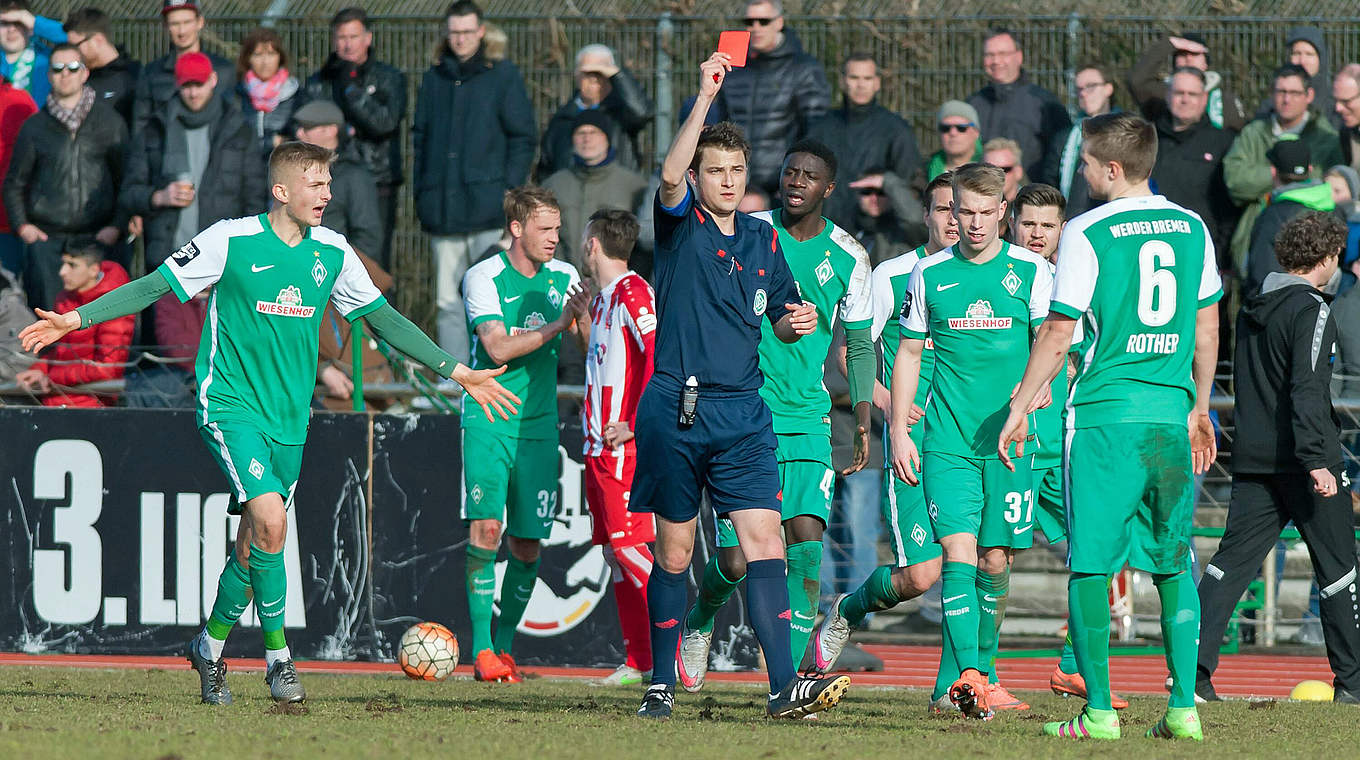 Wegen eines rohen Spiels gegen den Gegner gesperrt: Bremens Björn Rother (r.) © imago/foto2press