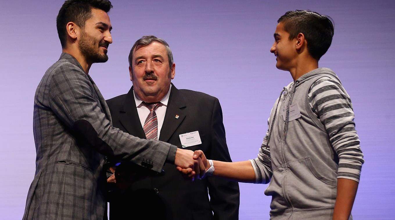 Ilkay Gündogan gratuliert einem Drögeheider Spieler. Im Hintergrund Gerd Rummel © 2016 Getty Images