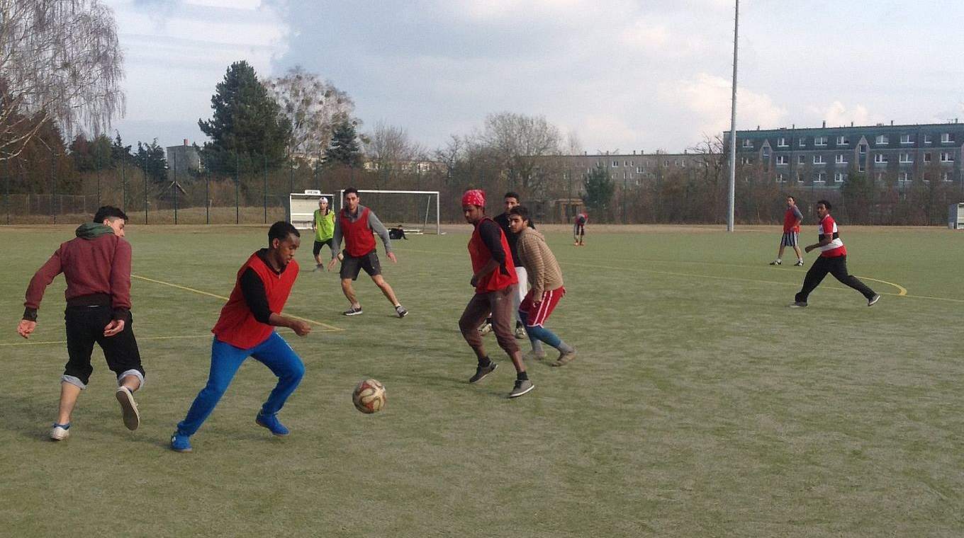 Kicken vor dem Plattenbau: FC Vorwärts Drögeheide lädt Flüchtlinge zum Fußball ein © DFB