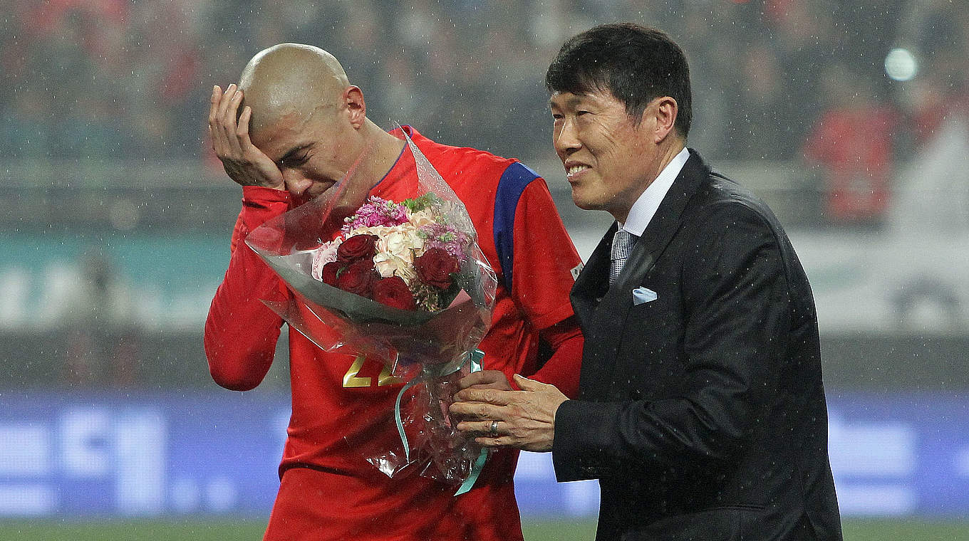 Father and son: Du-Ri Cha with Bum-Kun  during his final game in March 2015 © 2015 Getty Images