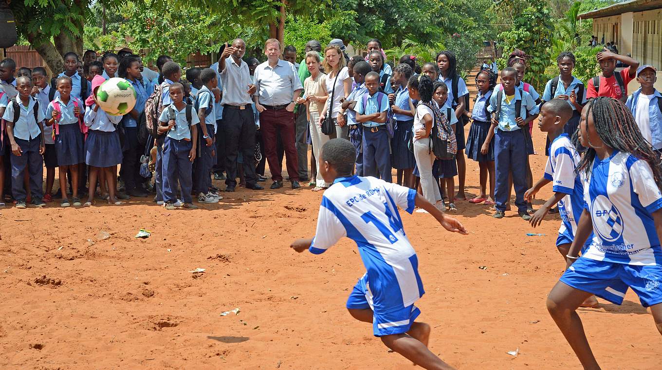 Besuch in Mosambik: Dr. Rainer Koch (Hintergrund) verfolgt das Geschehen © Antonio Silva