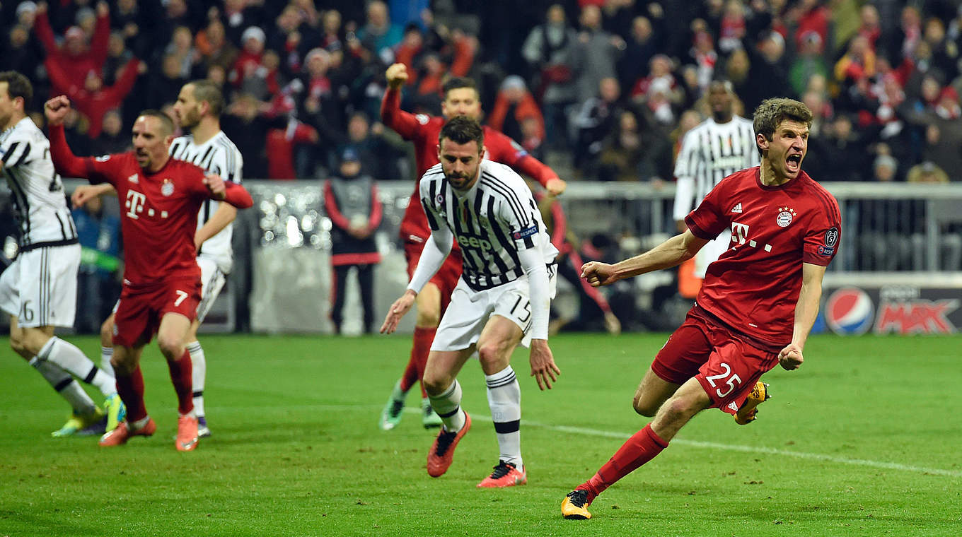 Weltmeister Thomas Müller (r.) rettet Bayern in der Nachspielzeit in die Verlängerung  © 2016 AFP/Getty Images