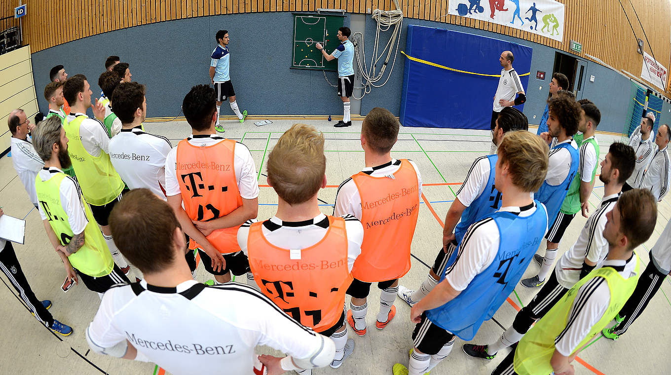 An der Taktiktafel erklärte das Trainerteam den Spielern seine Spielphilosophie © 2016 Getty Images