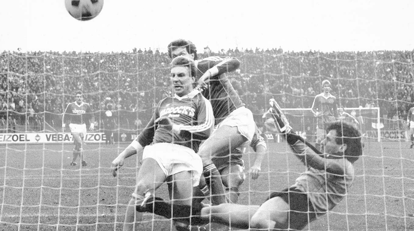1985: Eilenfeldt erzielt beim höchsten Schalker Heimsieg das zwischenzeitliche 2:0 © imago sportfotodienst