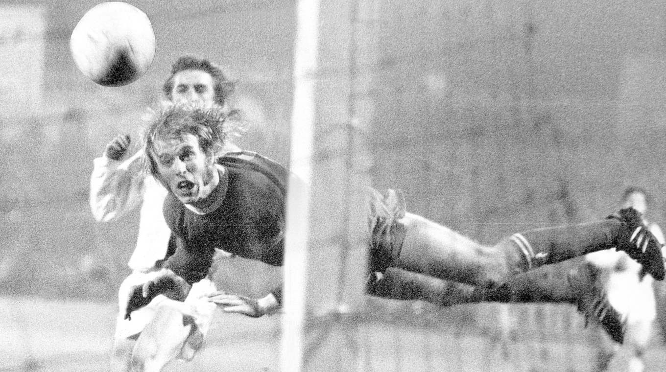 1972: Klaus Scheer trifft per Flugkopfball zum 1:0 © imago/Horstmüller