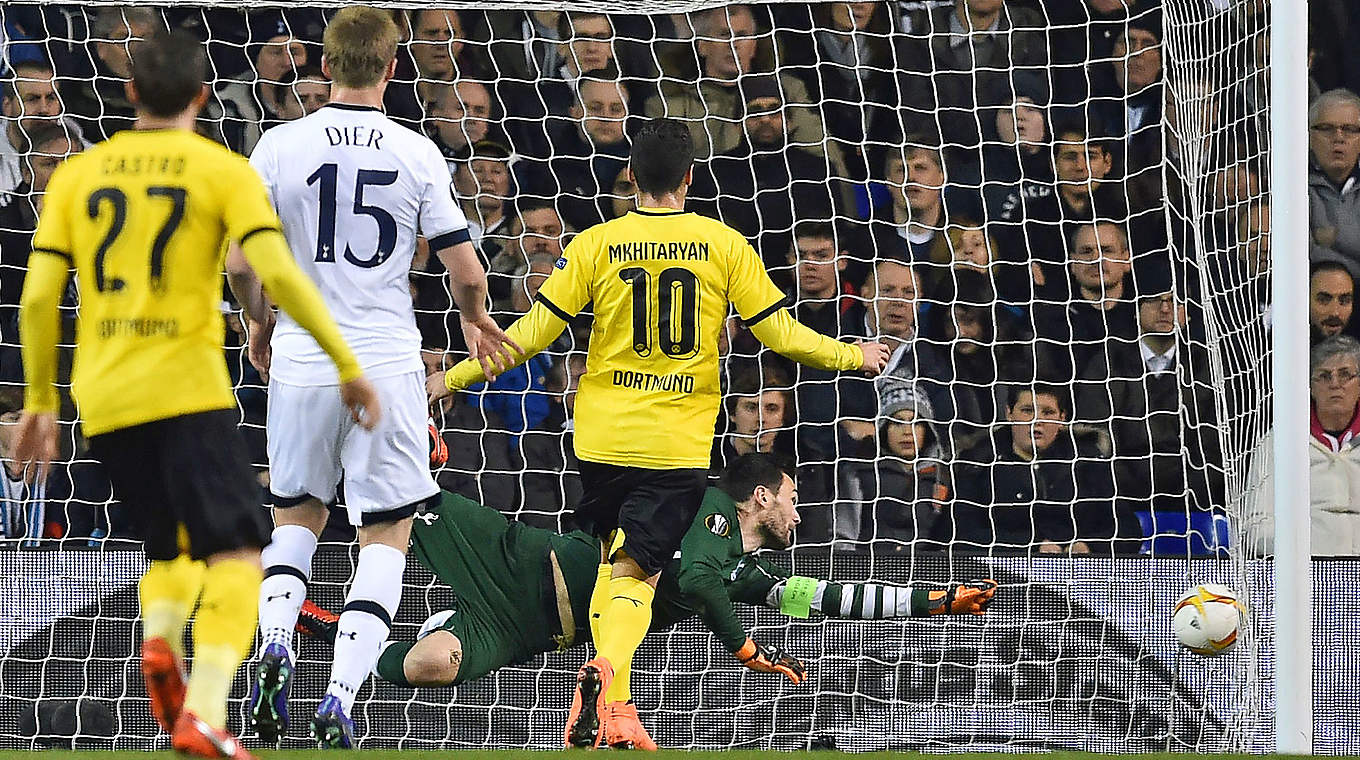 Dortmund and Tottenham players watch on as Aubameyang's wonder strike finds the back of the net. © AFP/Getty Images