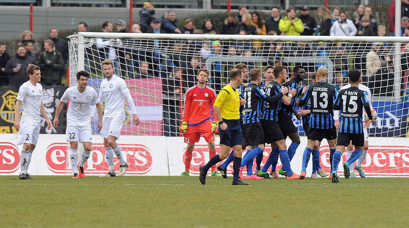 Sieg im Derby: Der 1. FC Saarbrücken (schwarz-blaue Trikots) bezwingt Elversberg © imago/Eibner