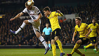 Tottenham - Borussia Dortmund 1:2 (0:1): Tottenhams Verteidiger Eric Dier gewinnt ein Kopfballduell mit Julian Weigl © 2016 Getty Images