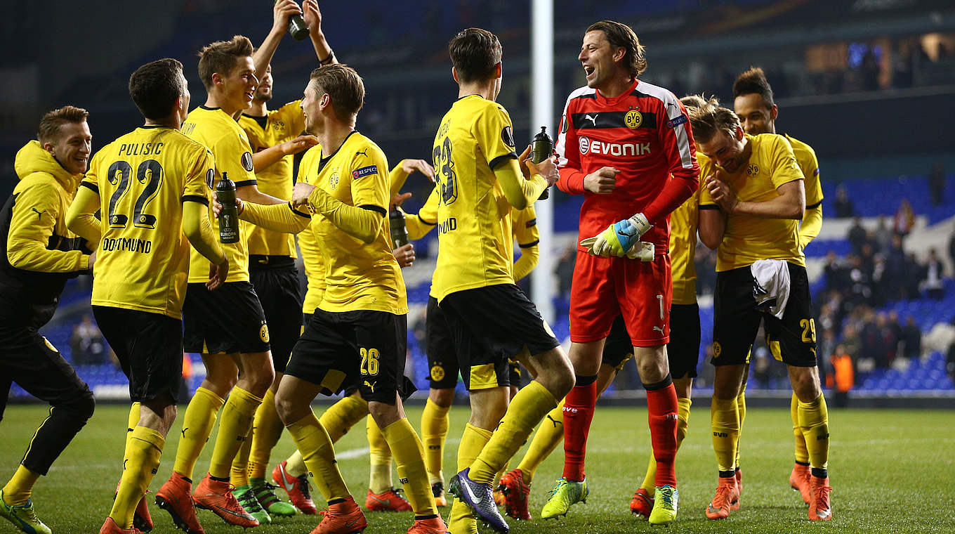 Die Dortmunder Mannschaft feiert nach dem Sieg an der White Hart Lane mit den mitgereisten Fans den Einzug ins Viertelfinale © 2016 Getty Images