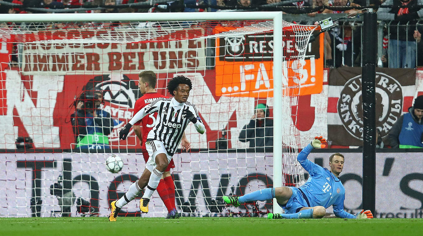 Die Bayern zeigten ungeahnte Schwächen in der Defensive: Juan Cuadrado legte mit einem sehenswerten Abschluss das 2:0 nach (29.).  © 2016 Getty Images