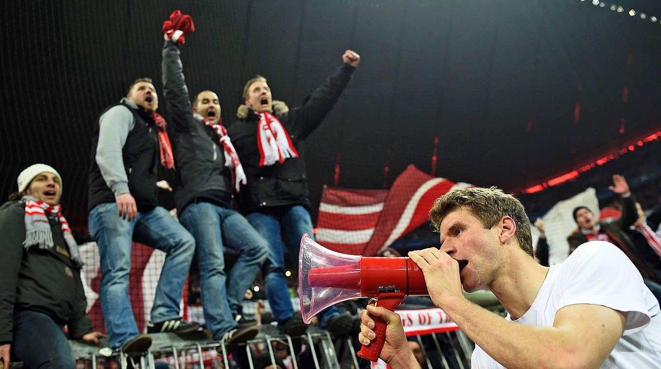 Jubel bei den Zuschauern: Torschütze Thomas Müller stimmt nach dem Spiel vor der Südkurve die Fangesänge an. Im Viertelfinale trifft der FCB auf Benfica Lissabon. © 