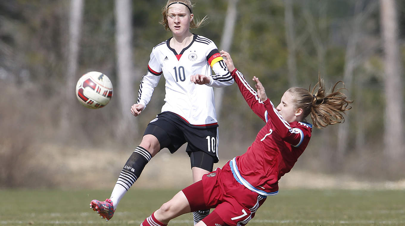 DFB-Kapitänin Janina Minge im Zweikampf mit Viktoria Dubowa. Später erzielt die Spielführerin per Foulelfmeter das Tor zum 3:0-Endstand © Getty Images