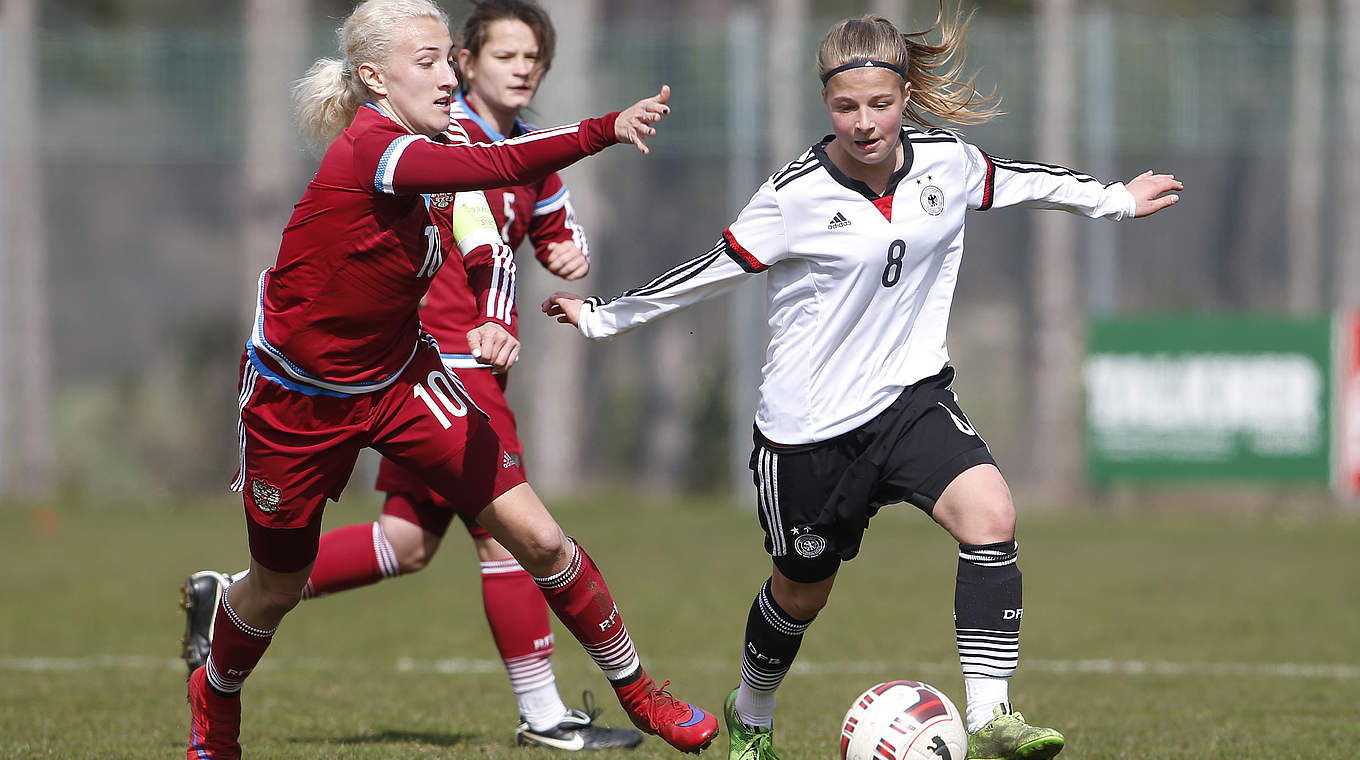 Kristin Kögel (r.) behauptet das Leder gegen Weronika Kuropatkina © Getty Images