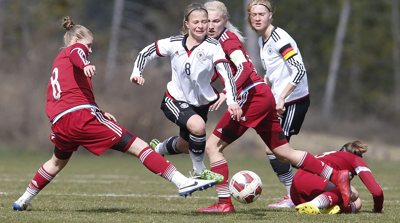Augen zu und durch: Mittelfeldspielerin Kristin Kögel (2. v. l.) setzt sich gleich gegen mehrere Gegenspielerinnen durch © Getty Images