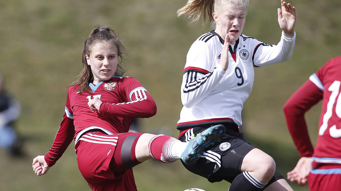 Zweikampf um den Ball: Anna-Lena Stolze (r.) und Kristina Wankowa © Getty Images