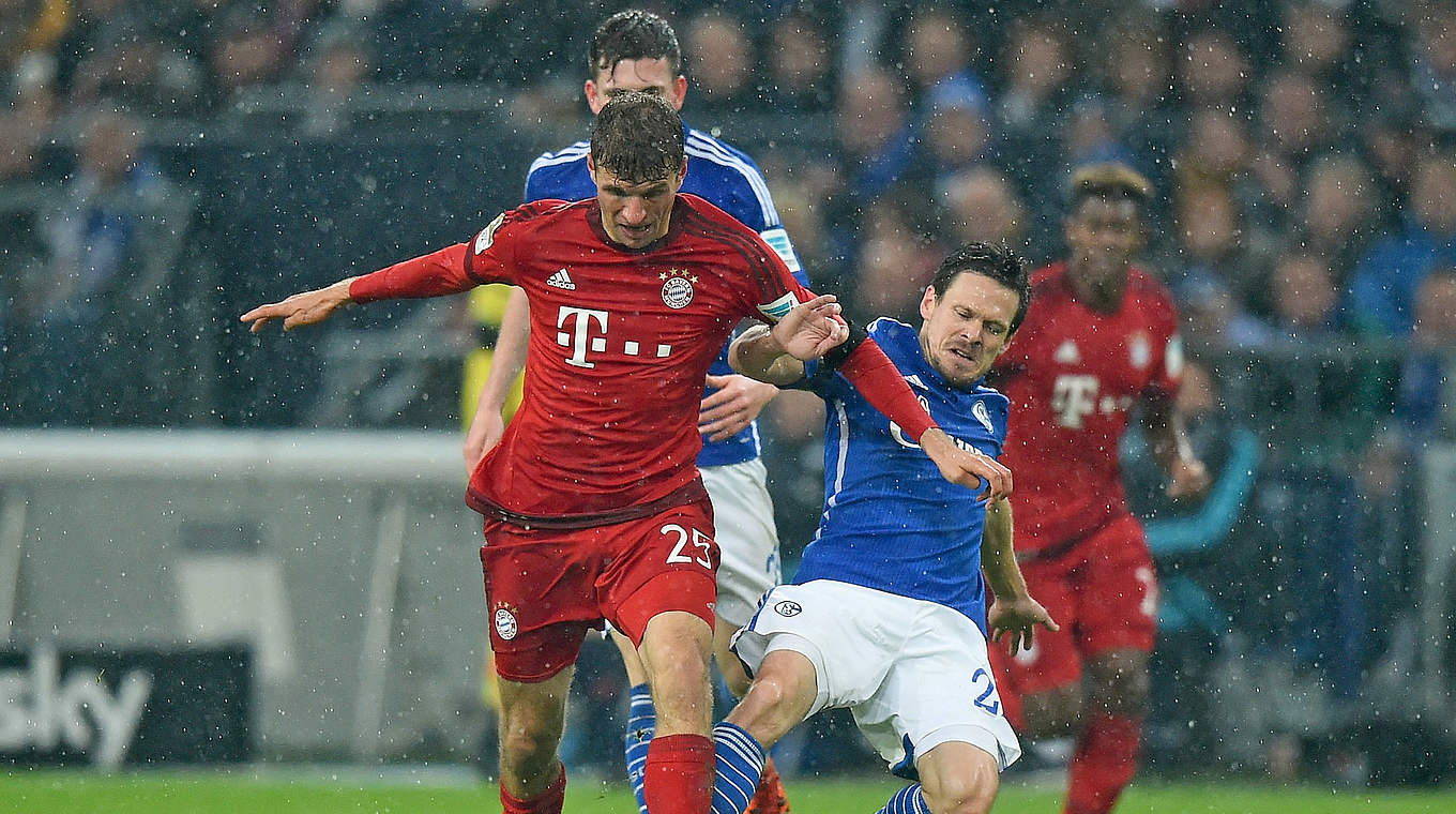 Das Topspiel am 30. Spieltag: Der FC Bayern mit Müller (l.) gegen Schalke 04 um Riether © 2015 Getty Images
