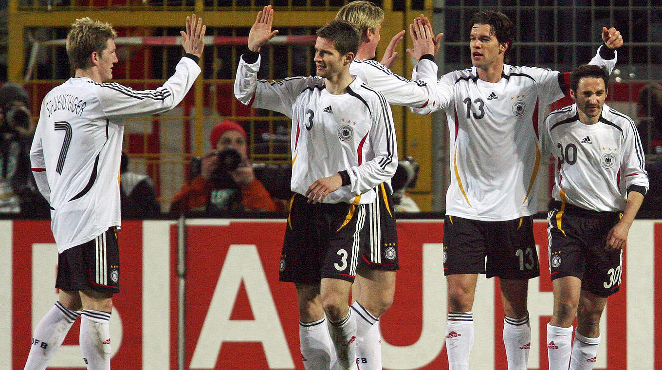 Trifft beim 4:1 gegen die USA 2006 beim ersten Ballkontakt: Bastian Schweinsteiger (l.) © 2006 AFP
