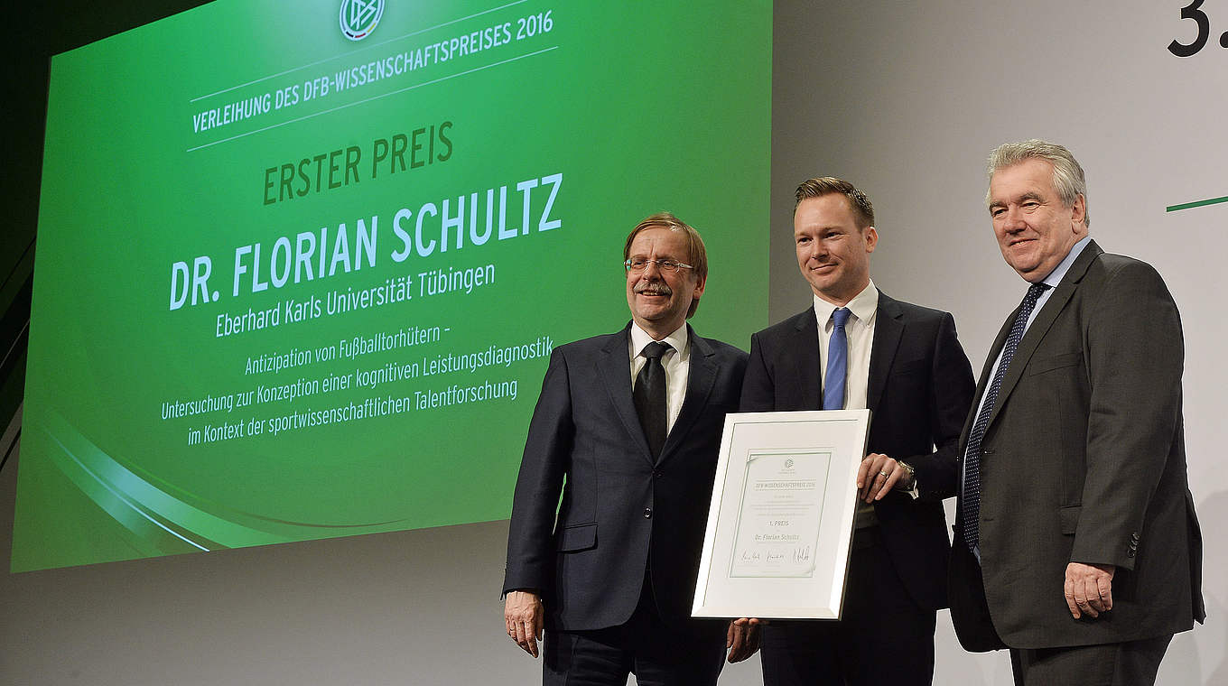 Beim dritten Wissenschaftskongress des DFB ausgezeichnet: Dr. Florian Schultz (M.) © 2016 Getty Images