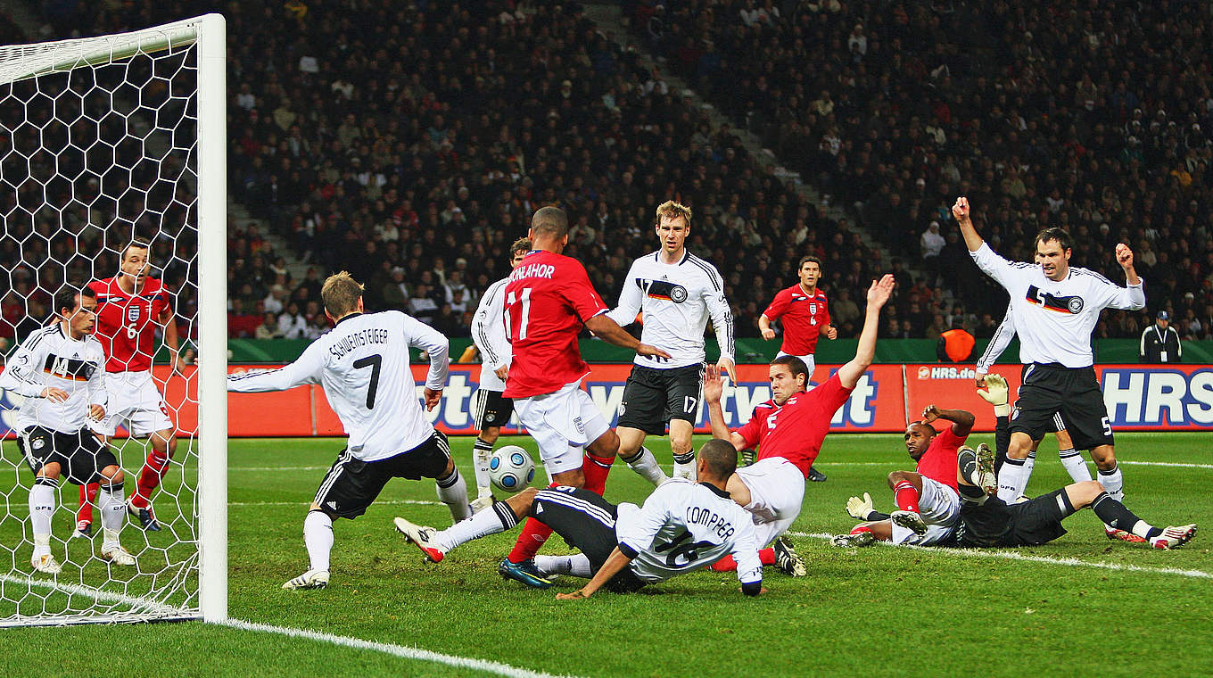 Die Führung für die "Three Lions" in 2008: Upson überwindet die deutsche Abwehr  © 2008 Getty Images