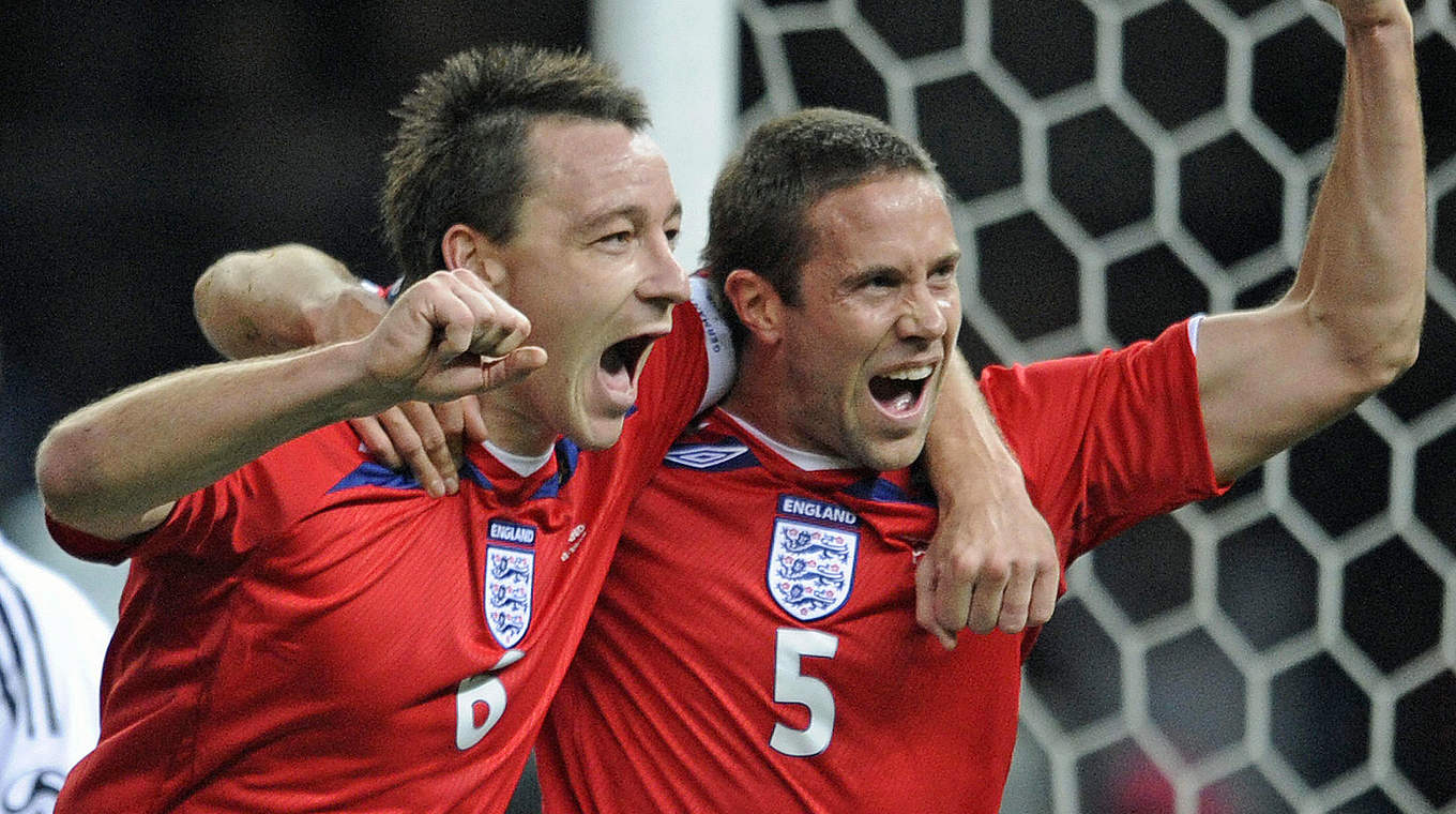 Die Entscheidung: John Terry (l.) köpfte England zum 2:1-Sieg in 2008 © 2008 AFP