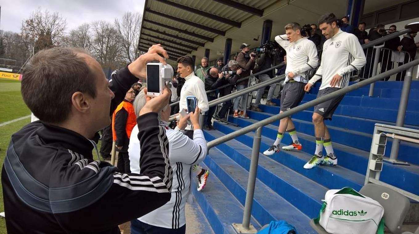 Nah dran: Fan Club-Mitglied Sven Volz macht Fotos beim Training der DFB-Auswahl © Fan Club