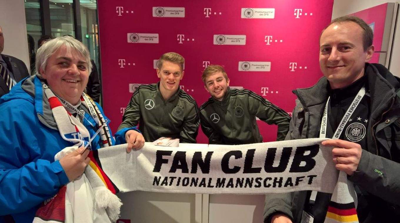 Autogramm: Christoph Kramer und Matthias Ginter machen die Fan Club-Mitglieder glücklich © Fan Club