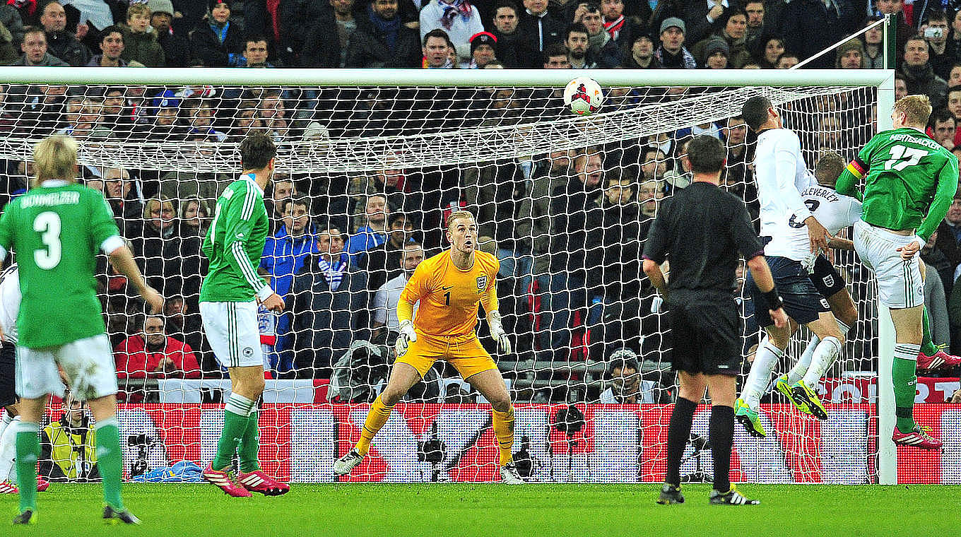 Siegtor im letzten Duell in Wembley 2013: Per Mertesacker trifft gegen Joe Hart (M.) © AFP