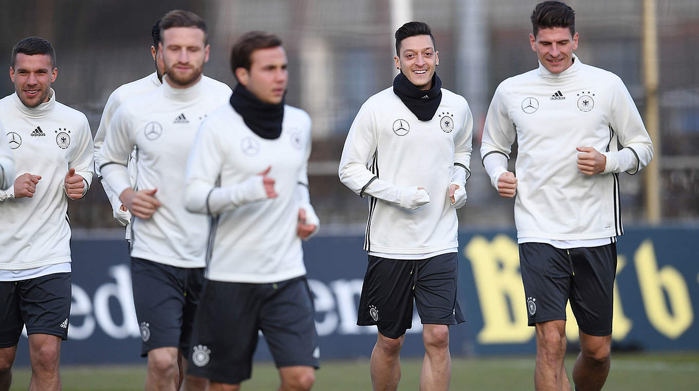 Özil: "You simply have to take your hat off to Leicester" © GES/Markus Gilliar