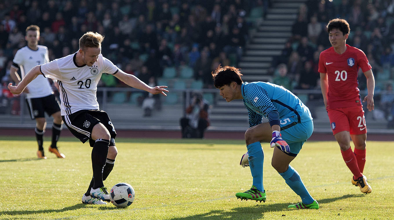 Volle Konzentration: Cedric Teuchert schiebt den Ball an Bumkeon Song vorbei.   © 2016 Getty Images