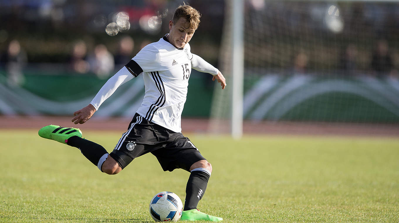 Volle Konzentration: Lukas Boeder leitet einen Seitenwechsel ein.  © 2016 Getty Images