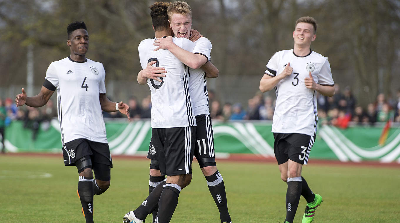 Kollektiver Jubel: Torschütze Philipp Ochs feiert mit seinen Teamkollegen den Ausgleichstreffer.   © 2016 Getty Images