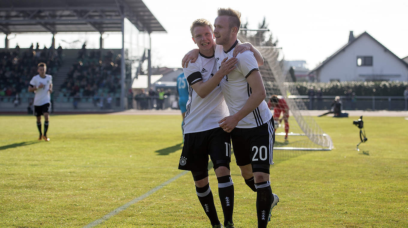 Torschützen unter sich: Cedric Teuchert bejubelt seinen Führungstreffer mit Philipp Ochs.  © 2016 Getty Images